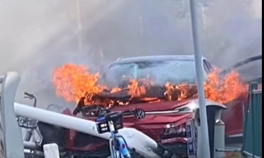 突发！事发上海一大众电动汽车碰撞起火燃烧
