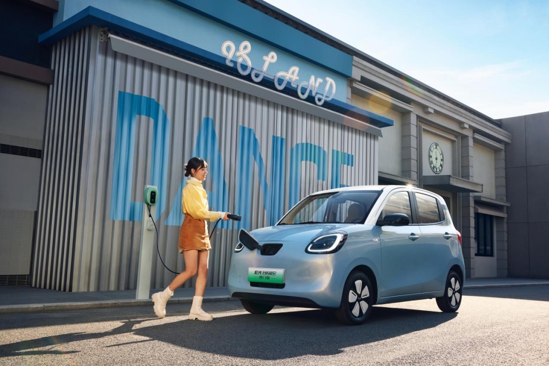 副本【新闻稿】销冠之上，持续进阶！宏光MINIEV四门版推出301km续航车型，置换补贴价5.28万元672.jpeg