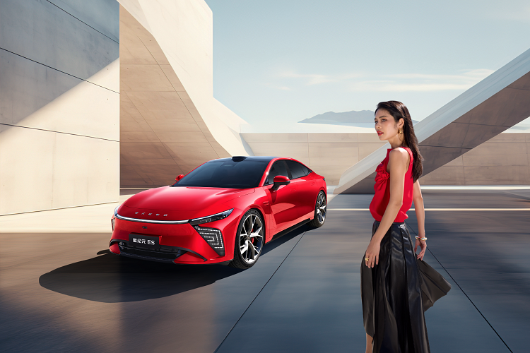 她的优雅，自在掌控｜星途ES解锁女性高端出行新答案