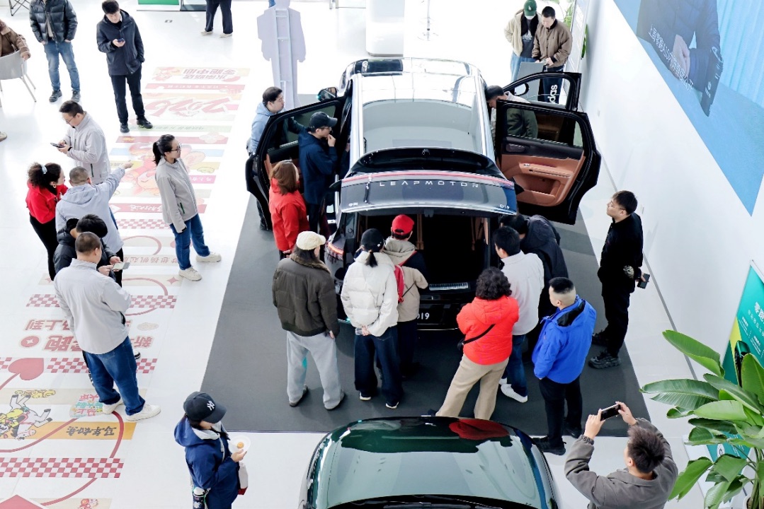 副本【新闻稿】零跑D19全国13城巡展火热开启 实车到店引爆体验热潮442.jpeg