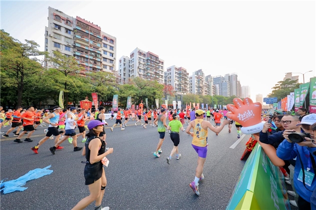 现场直击：2026清远马拉松今日开跑，吉利博越REV打造专属互动展台