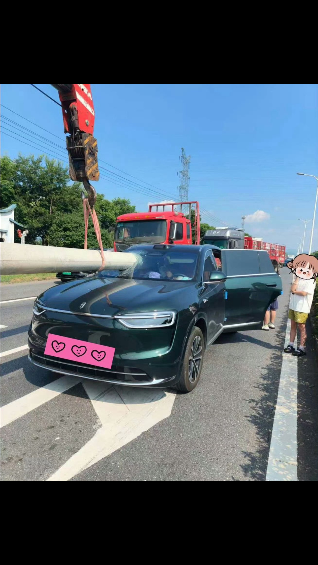 问界M7追尾货车悬空电线杆